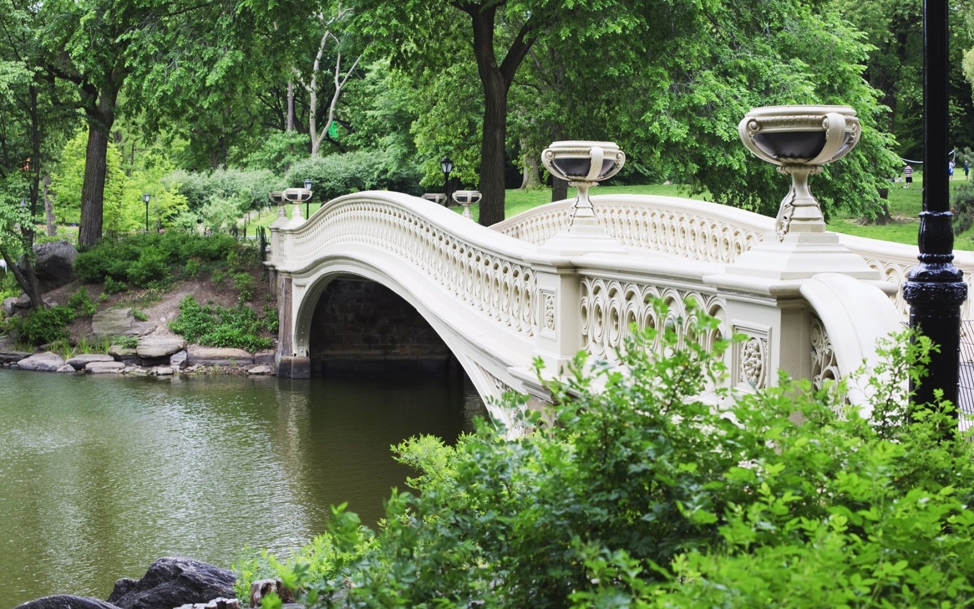 Мостик в парке. Bow Bridge в Центральном парке Нью-Йорка. Царское село Санкт-Петербург мраморный мост. Екатерининский парк Пушкин мраморный мост. Красивые мостики.