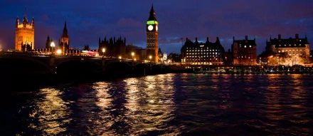 Man-made London nightscape: illuminated Big Ben and the Houses of Parliament reflecting on the Thames — 2K Quad HD PC desktop wallpaper/background.