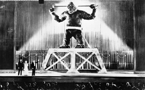 A high-definition desktop wallpaper featuring a scene from the classic 1933 film King Kong, showcasing the iconic giant ape on stage with spectators below.