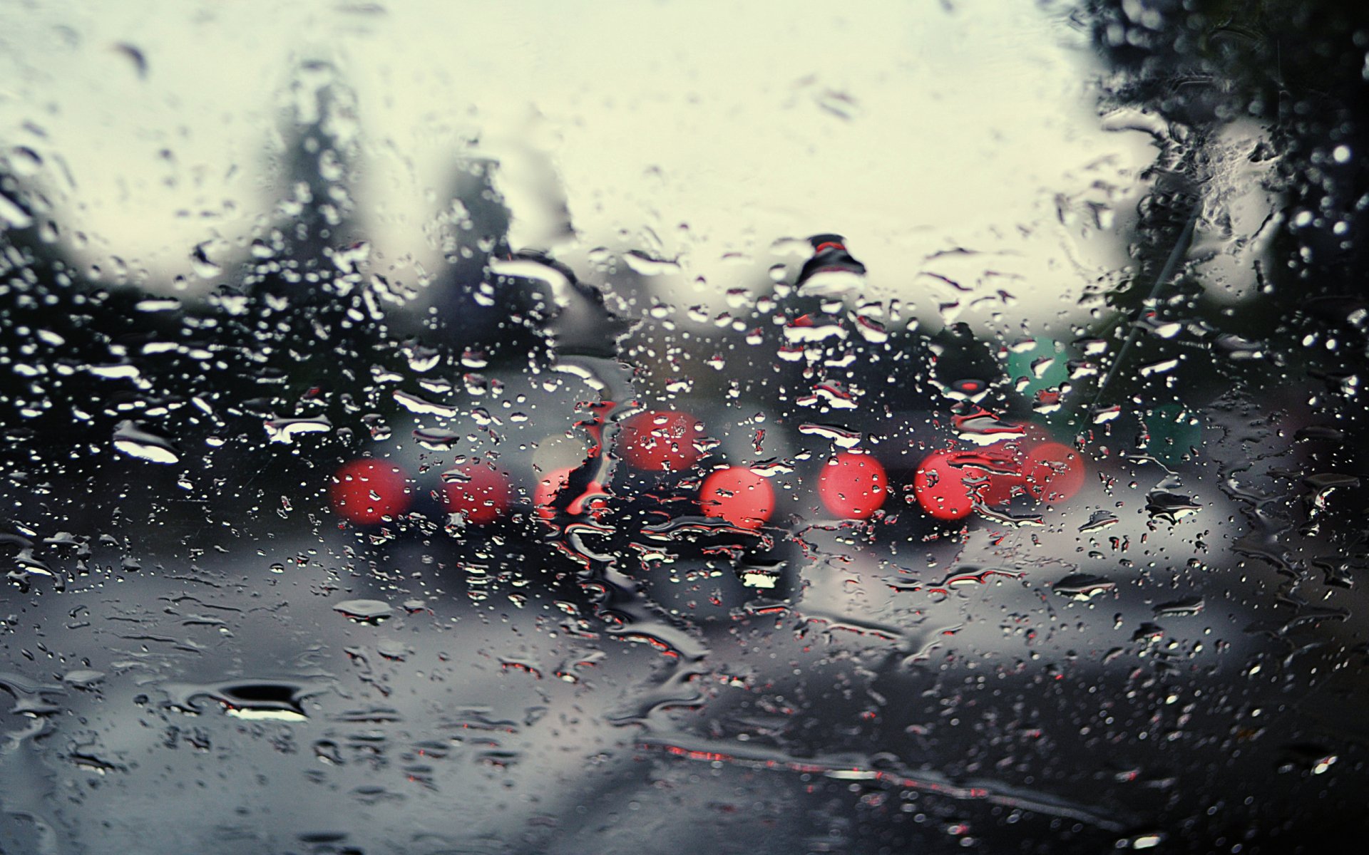 2K Quad HD PC desktop wallpaper/background — photography of raindrops on a window, blurred city street and red taillight bokeh.
