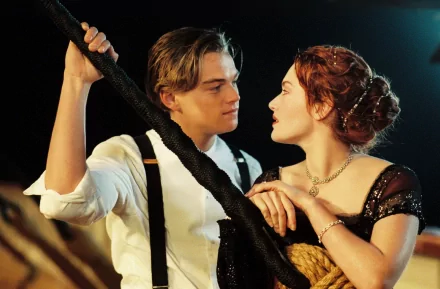 HD desktop wallpaper featuring Leonardo DiCaprio and Kate Winslet in a scene from the movie Titanic, showcasing an iconic moment from the film.