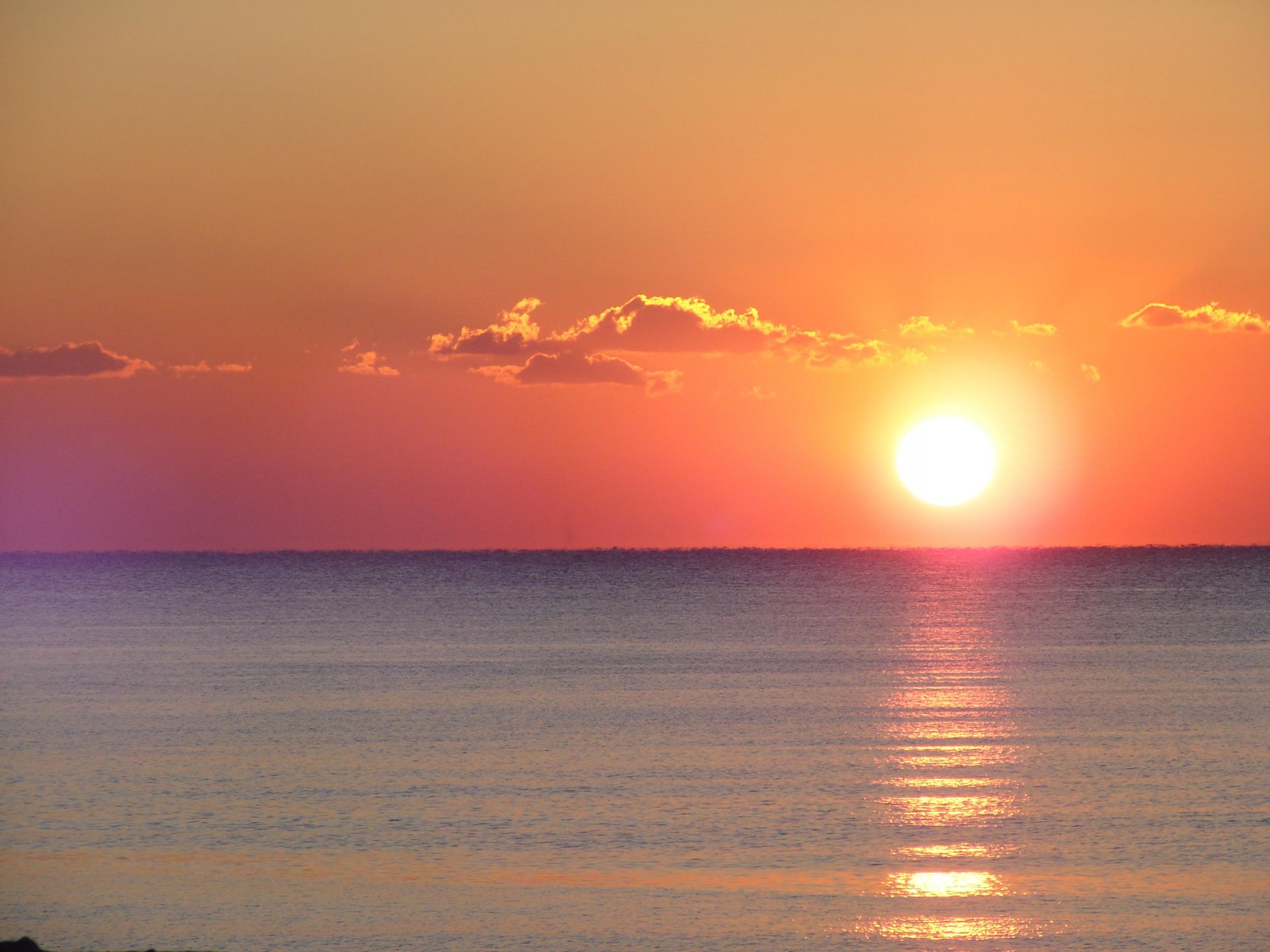 На фото восход солнца на море