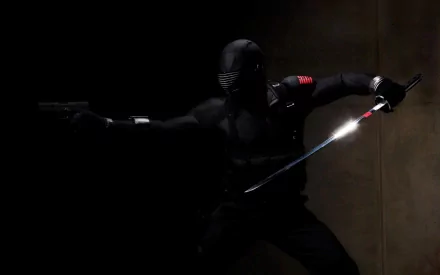 HD PC desktop wallpaper featuring Snake Eyes from the G.I. Joe movie, G.I. Joe: The Rise of Cobra, poised with a sword and gun in a dark setting.