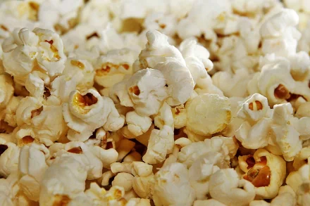 Close-up HD desktop wallpaper showing a pile of fresh, buttery popcorn with a warm, inviting texture.