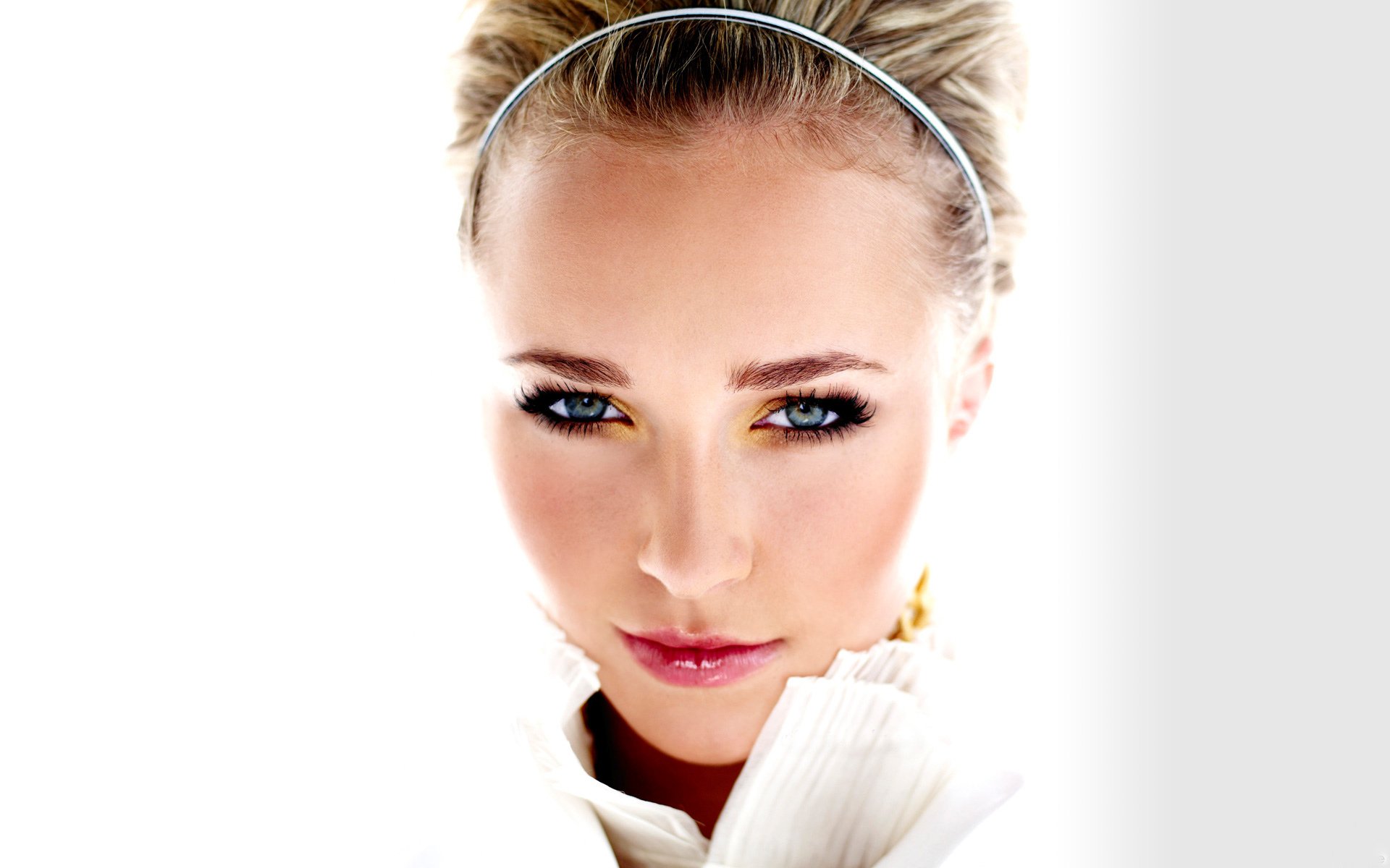 HD PC desktop wallpaper featuring a close-up portrait of celebrity Hayden Panettiere with a soft, bright background.