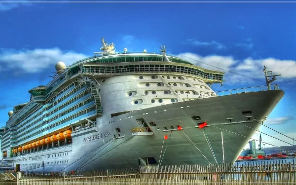 HD desktop wallpaper featuring the cruise ship Independence of the Seas docked under a bright blue sky.