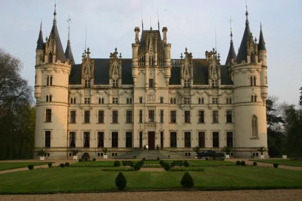 HD desktop wallpaper featuring a grand palace with intricate architecture, castle-like towers, and manicured gardens under a clear sky.