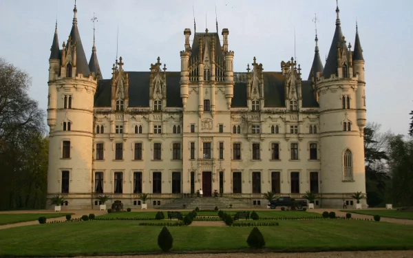 HD desktop wallpaper featuring a grand palace with intricate architecture, castle-like towers, and manicured gardens under a clear sky.