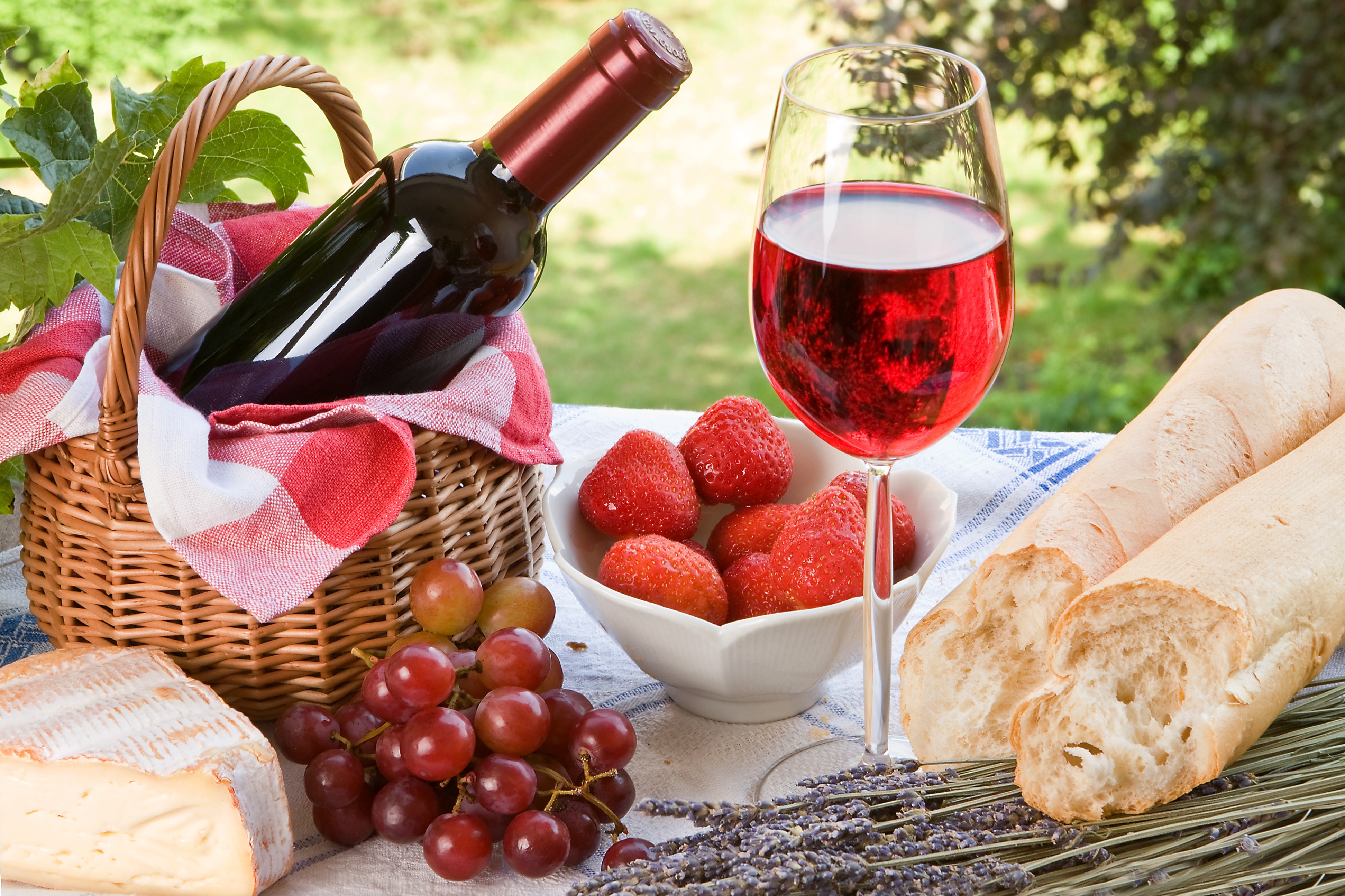 Розовое вино виноград. Вино и фрукты. Вино сыр виноград. Вино сыр фрукты. Вино и цветы.