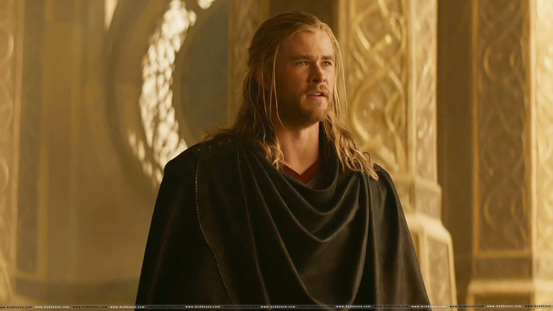 Chris Hemsworth as Thor in a detailed HD PC desktop wallpaper from the movie Thor: The Dark World, featuring a regal and intense pose in a golden-hued setting.