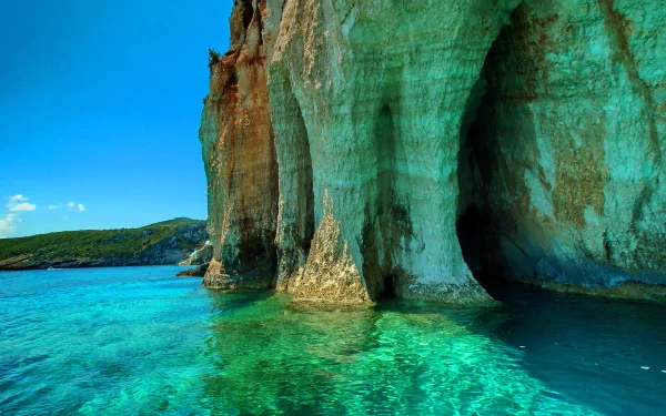 A stunning 4K Ultra HD desktop wallpaper featuring a natural cliff with turquoise waters and clear skies, highlighting vibrant coastal scenery in high detail.