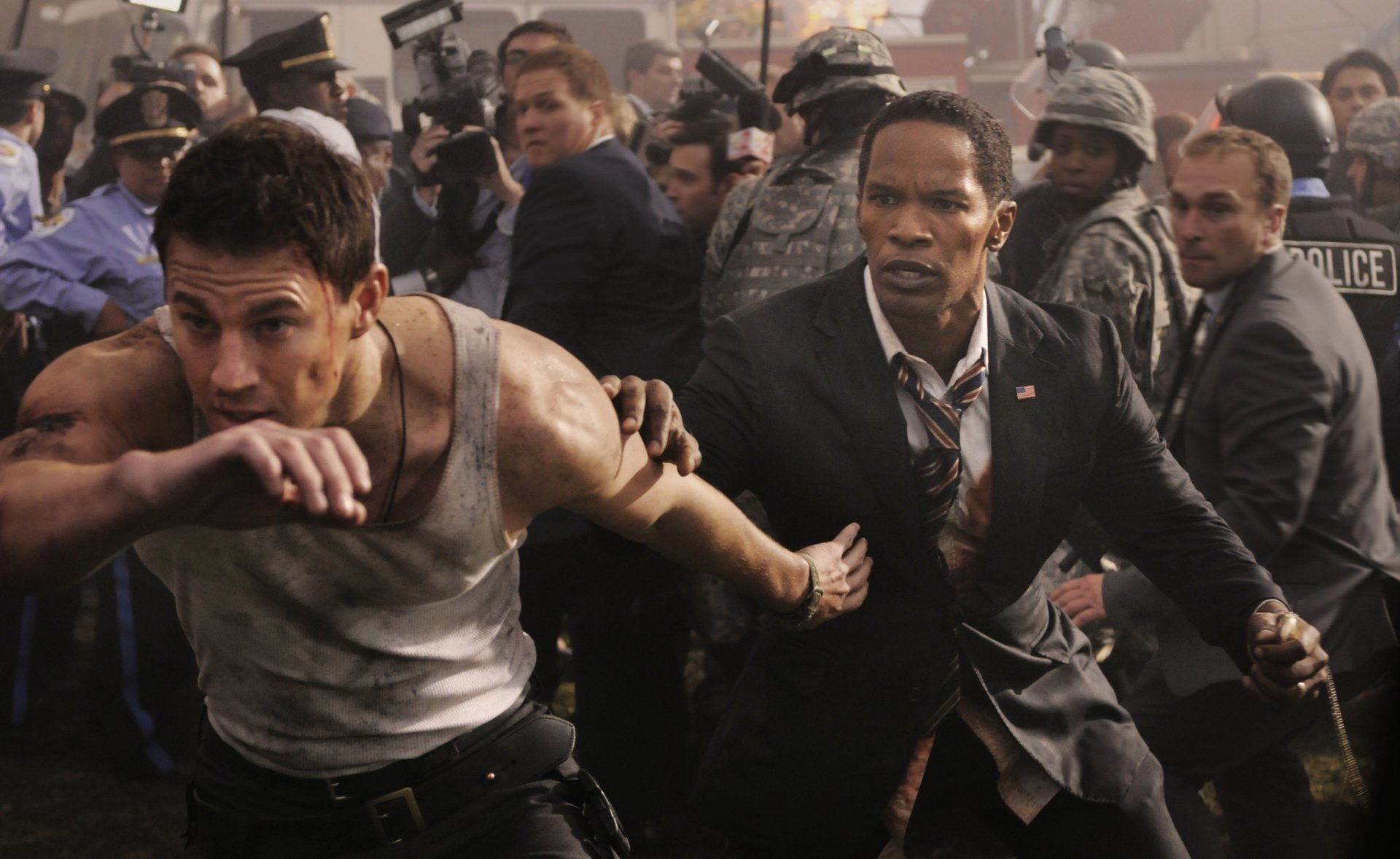 HD desktop wallpaper from White House Down featuring Channing Tatum and Jamie Foxx in a dynamic action scene.