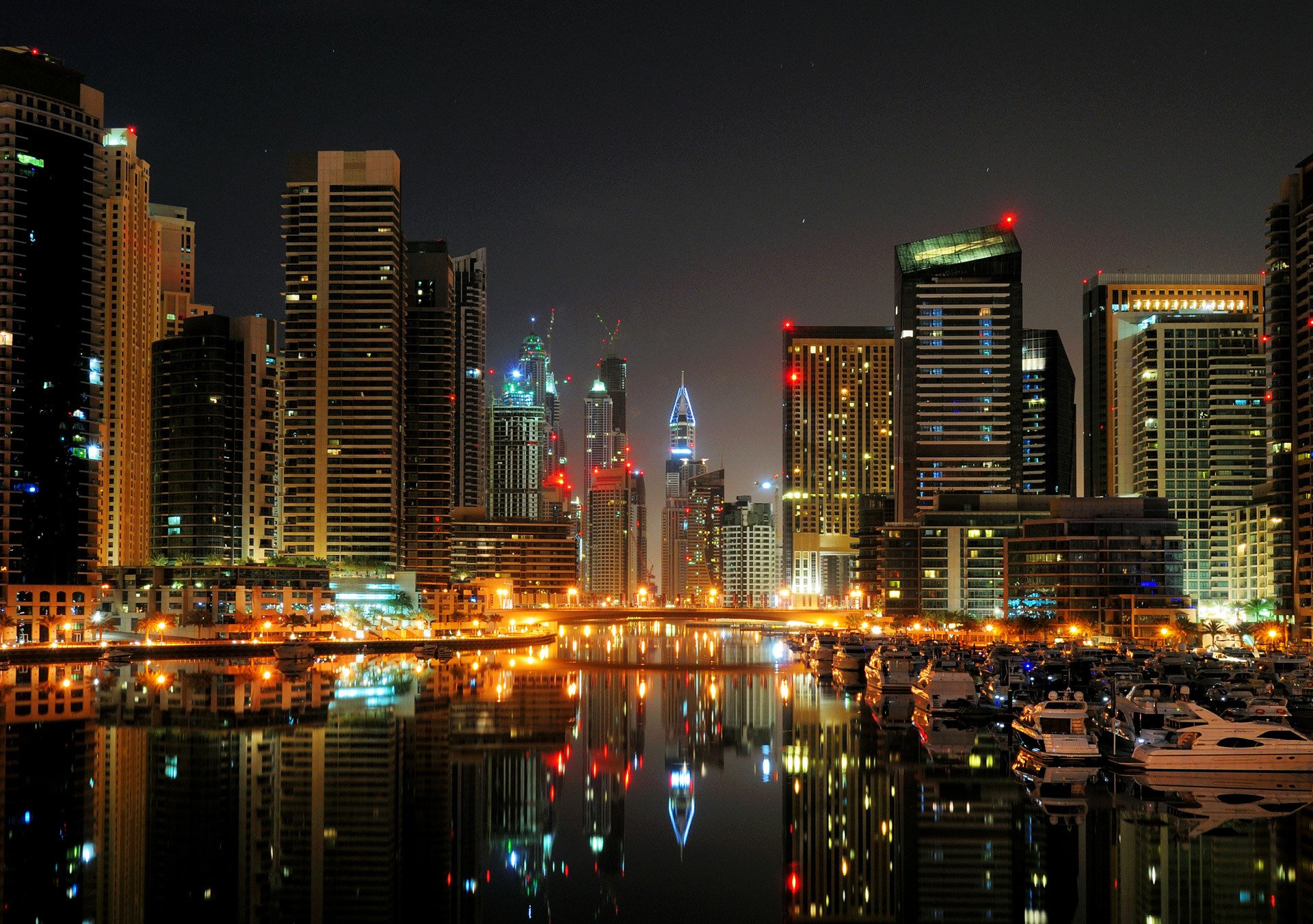 Топовые города. Мегаполис Дубай ночной.