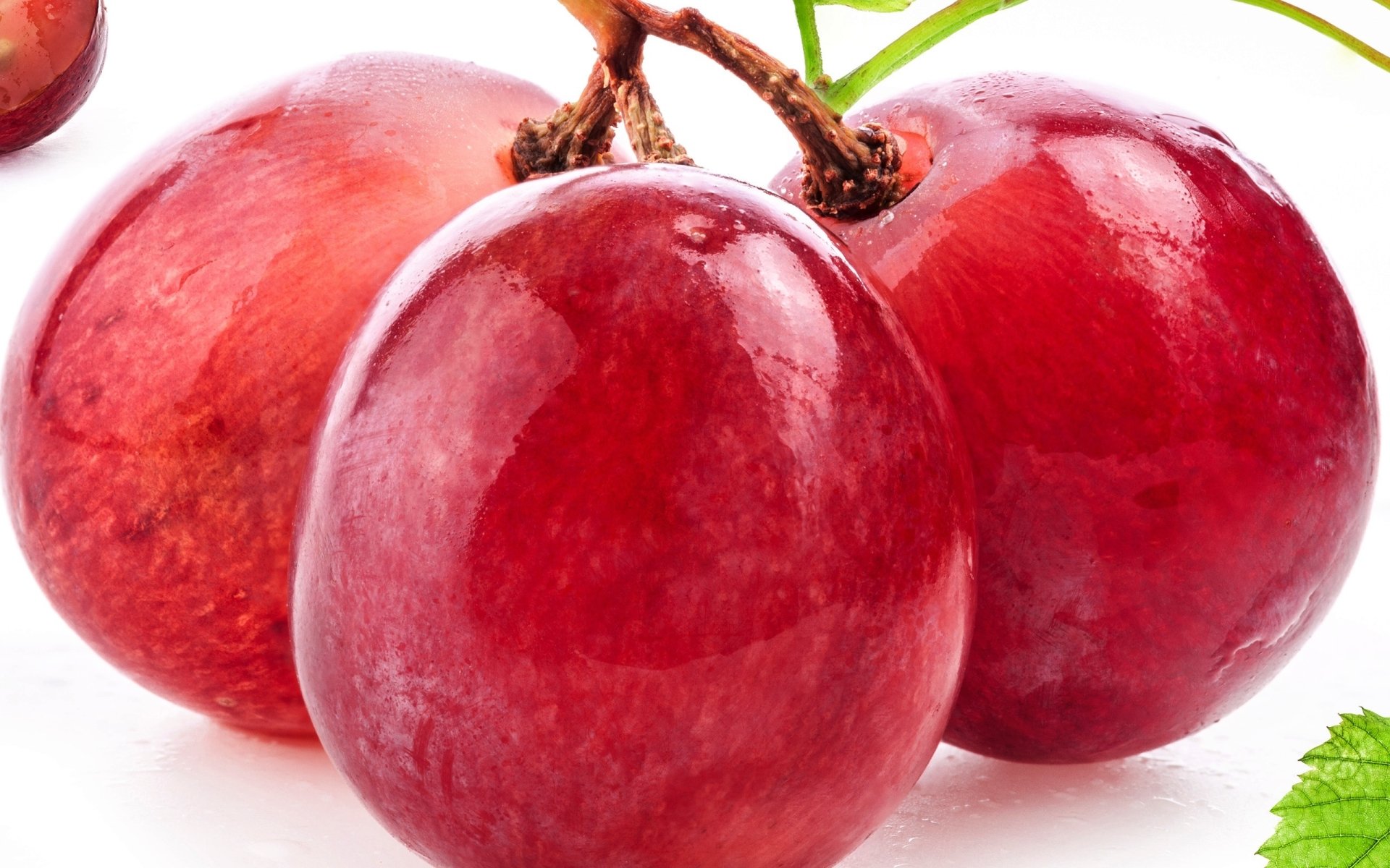 HD desktop wallpaper featuring a close-up of fresh, juicy red grapes with vibrant colors and clear details, highlighting their natural texture.