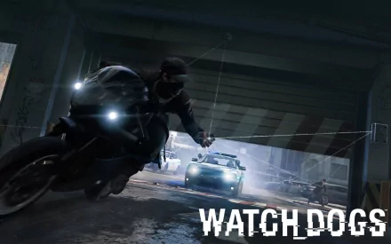 Aiden Pearce speeds through an urban environment on a motorcycle, evading police in this HD wallpaper from the video game Watch Dogs. Dynamic action captures the game's thrilling atmosphere.