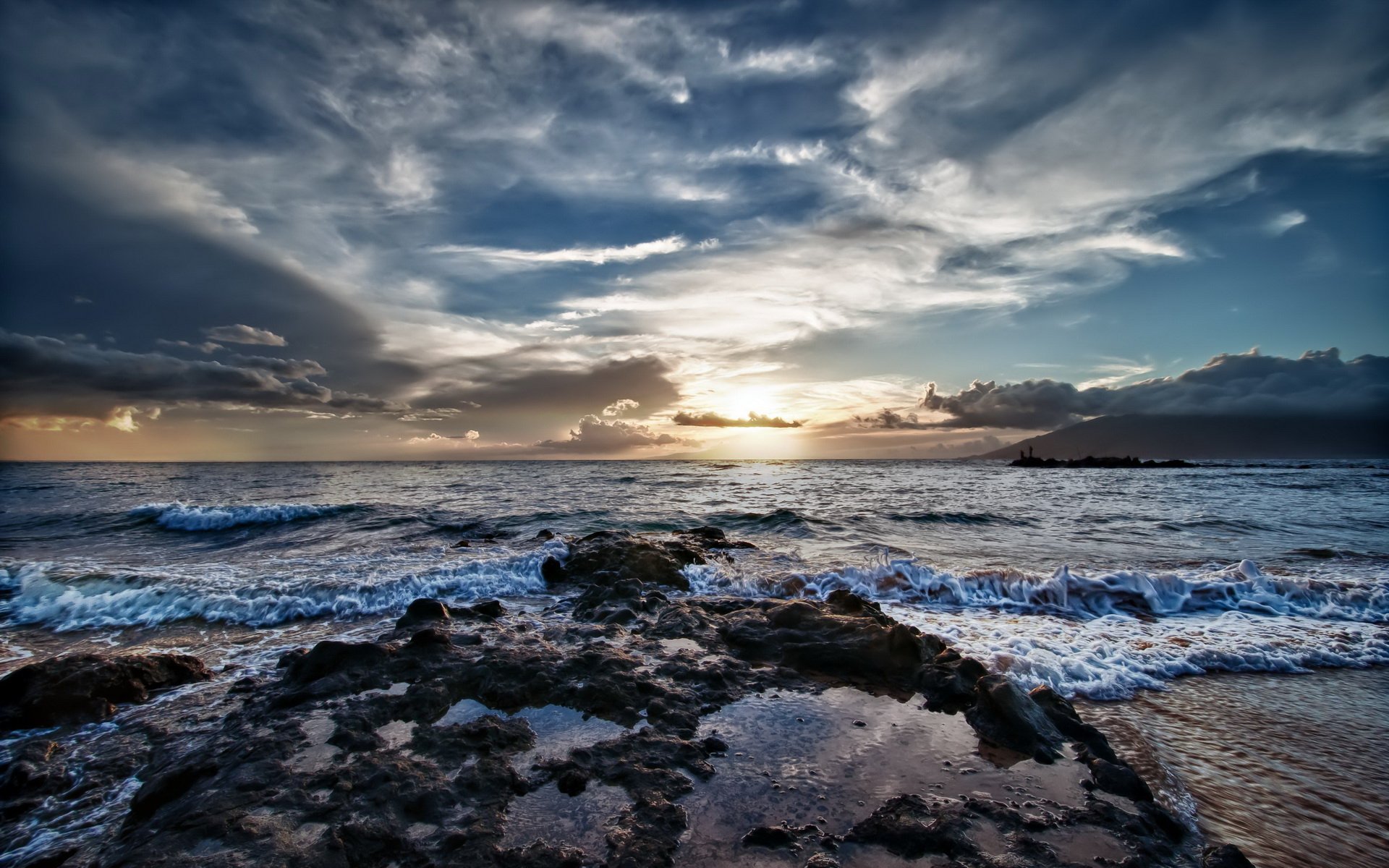 HD PC desktop wallpaper of a dramatic ocean scene with rocky shore under a cloudy sky at sunset, showcasing the beauty of nature and the sea.