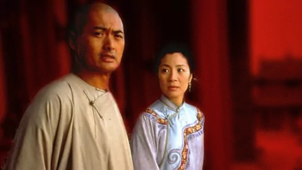 HD desktop wallpaper from the movie Crouching Tiger, Hidden Dragon: two period-costumed characters in a contemplative pose against a red architectural backdrop.
