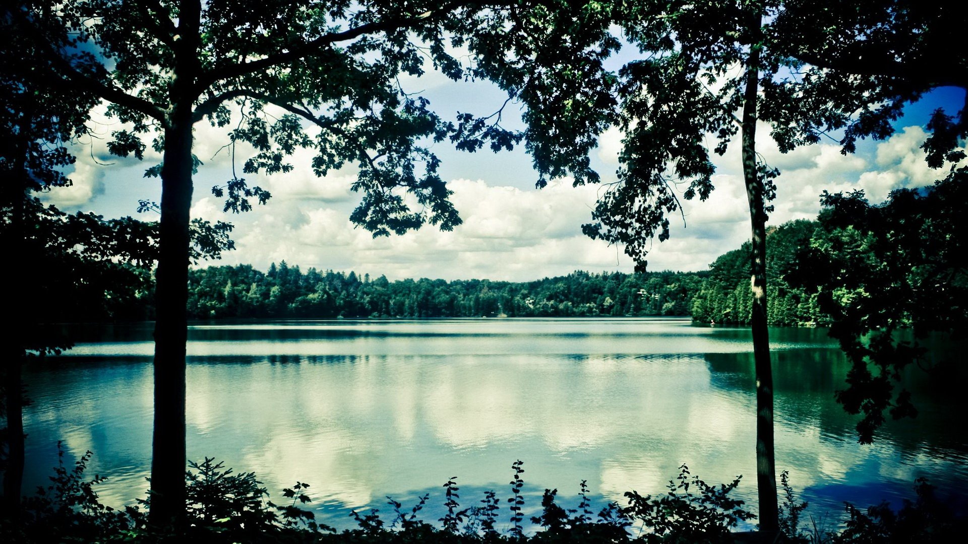 Hồ nước tuyệt đẹp này sẽ làm say đắm lòng người bất kì. Hãy xem ảnh để cảm nhận vẻ đẹp tự nhiên tuyệt đẹp này và tìm kiếm sự bình yên và trầm lắng.