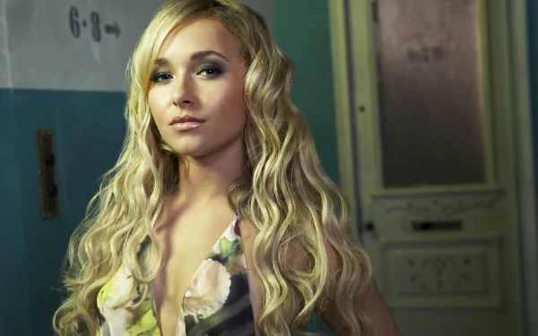 4K Ultra HD PC desktop wallpaper featuring celebrity Hayden Panettiere with long wavy blonde hair in a floral outfit against a muted indoor background.