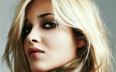 Close-up HD desktop wallpaper of woman Ana Beatriz Barros with blonde hair and a serious expression against a neutral background.