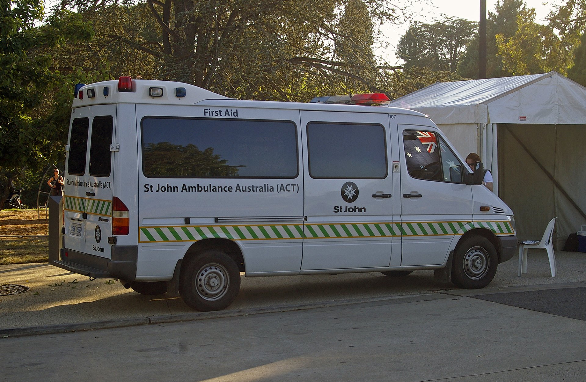 Download Vehicle Ambulance HD Wallpaper