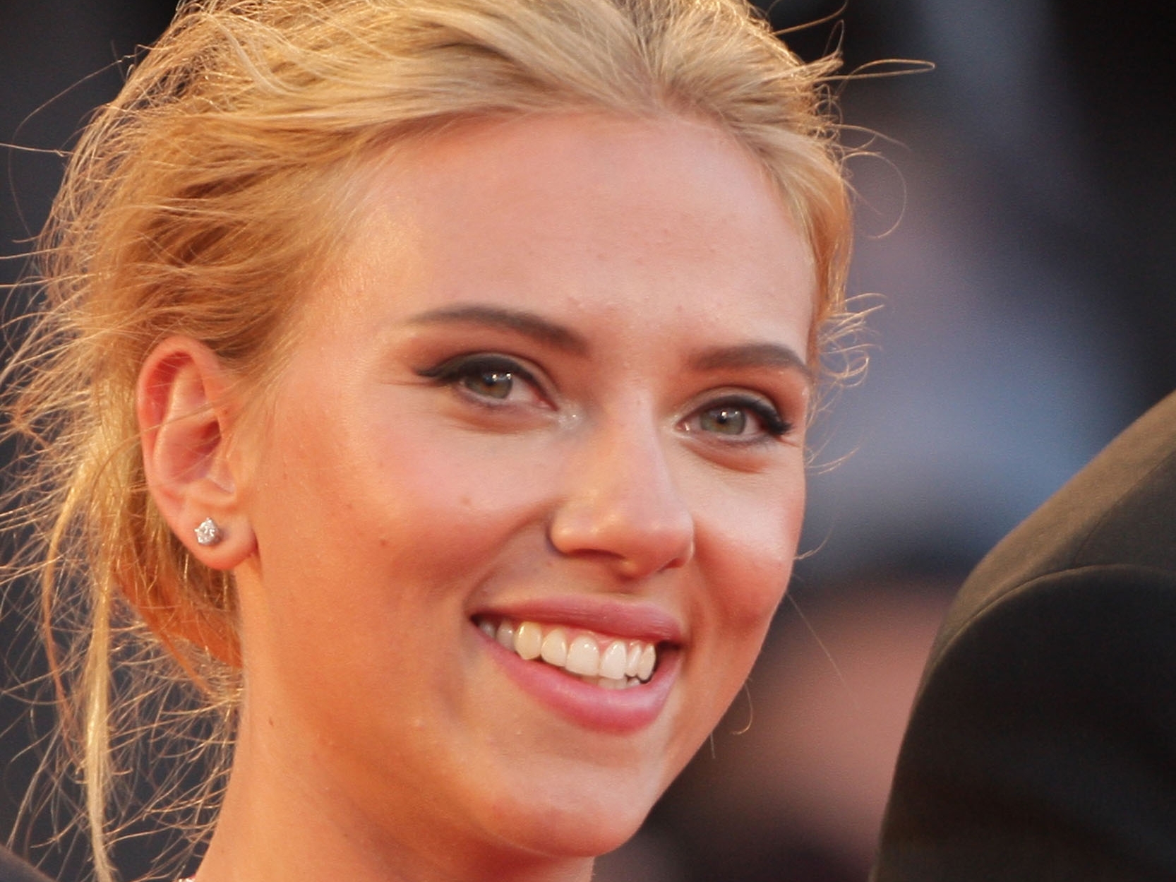 Download Celebrity Scarlett Johansson Wallpaper