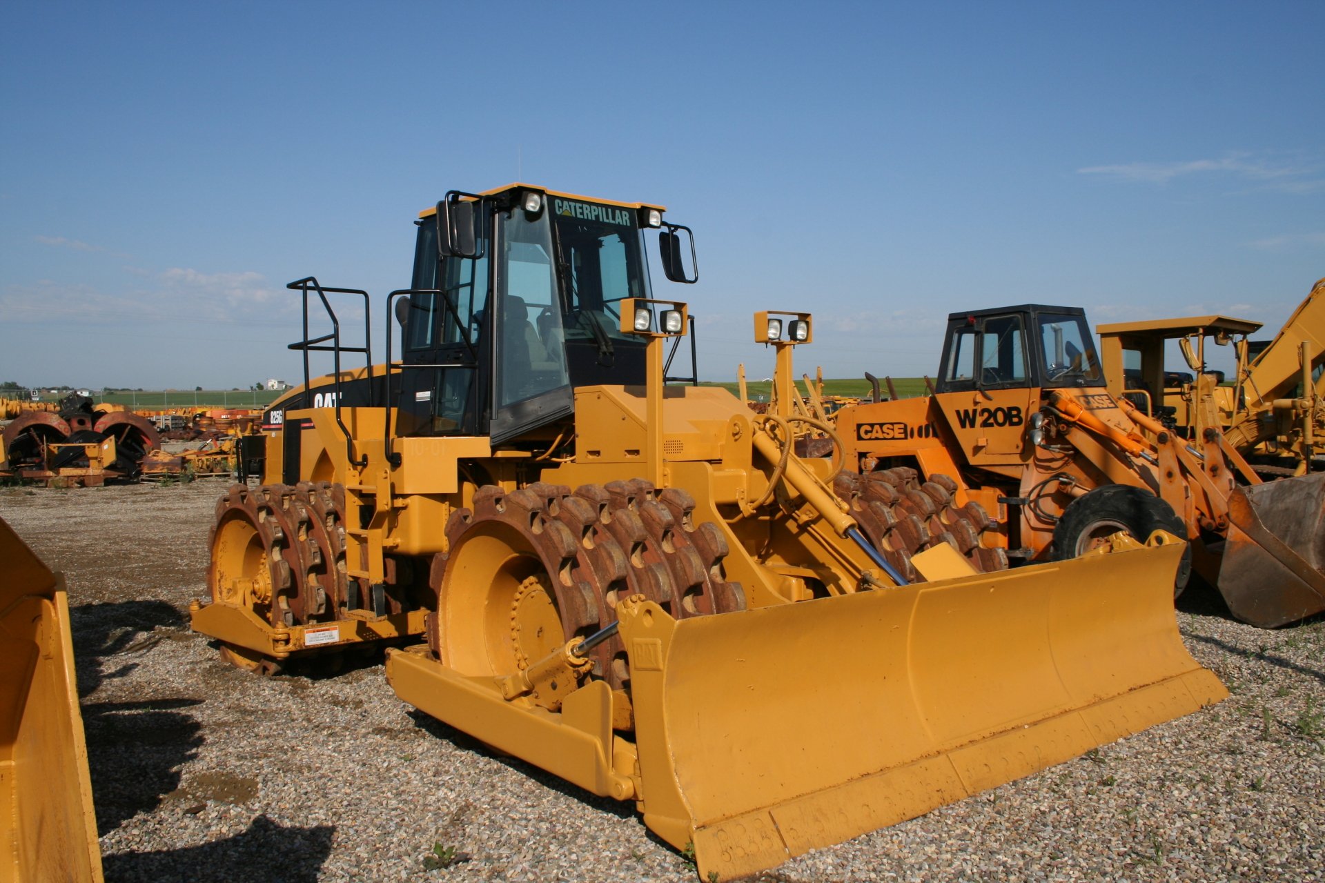Download Vehicle Caterpillar 835 Soil Compactor HD Wallpaper