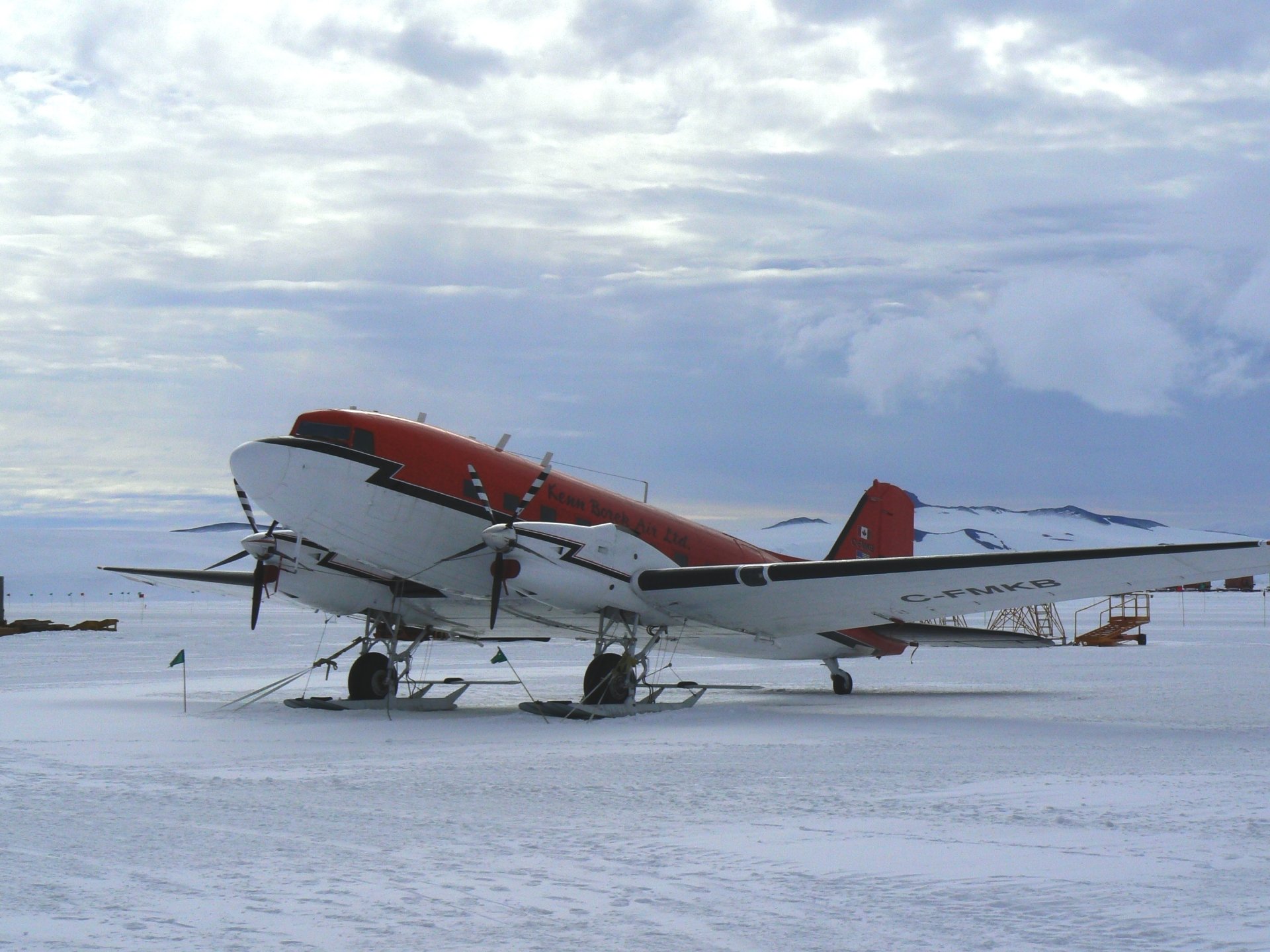 Download Vehicle Douglas DC-3 HD Wallpaper by nicho90