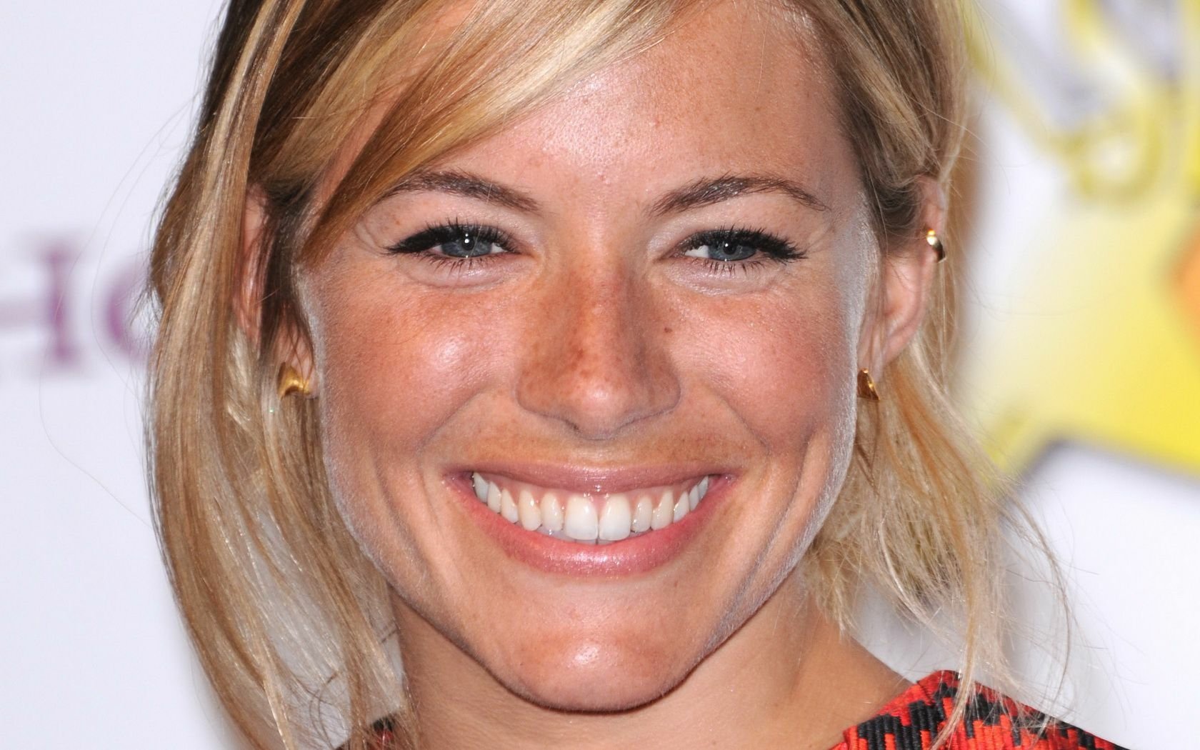 Стеклянные зубы во сне к чему. Сиенна миллер зубы. Сиенна миллер улыбка. Сиенна миллер улыбка. Сиенна миллер.