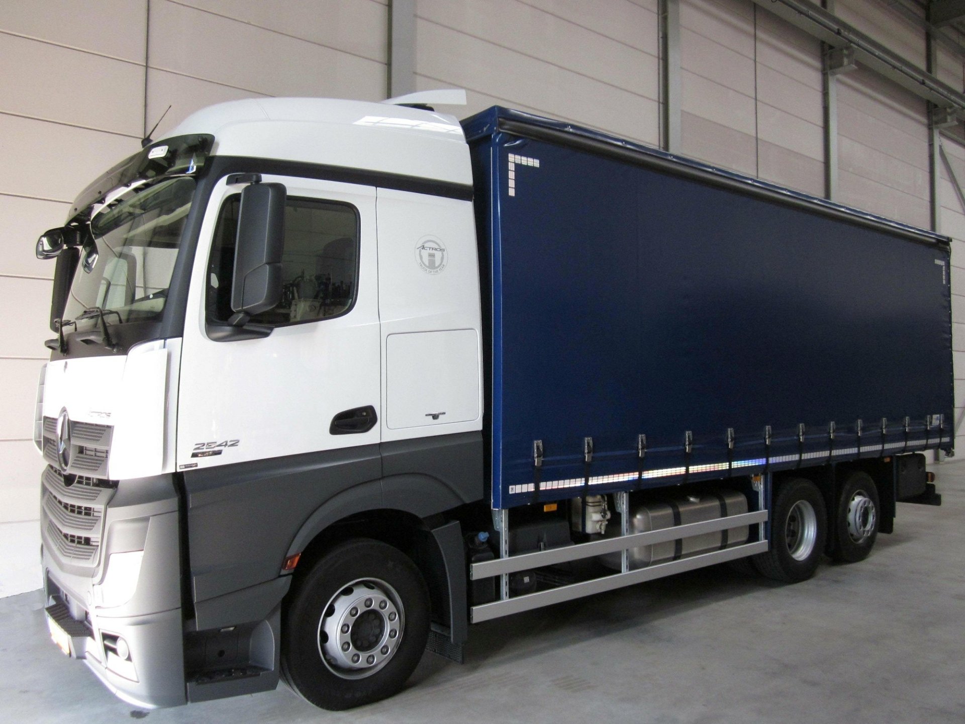 Download Vehicle Mercedes-Benz Actros HD Wallpaper