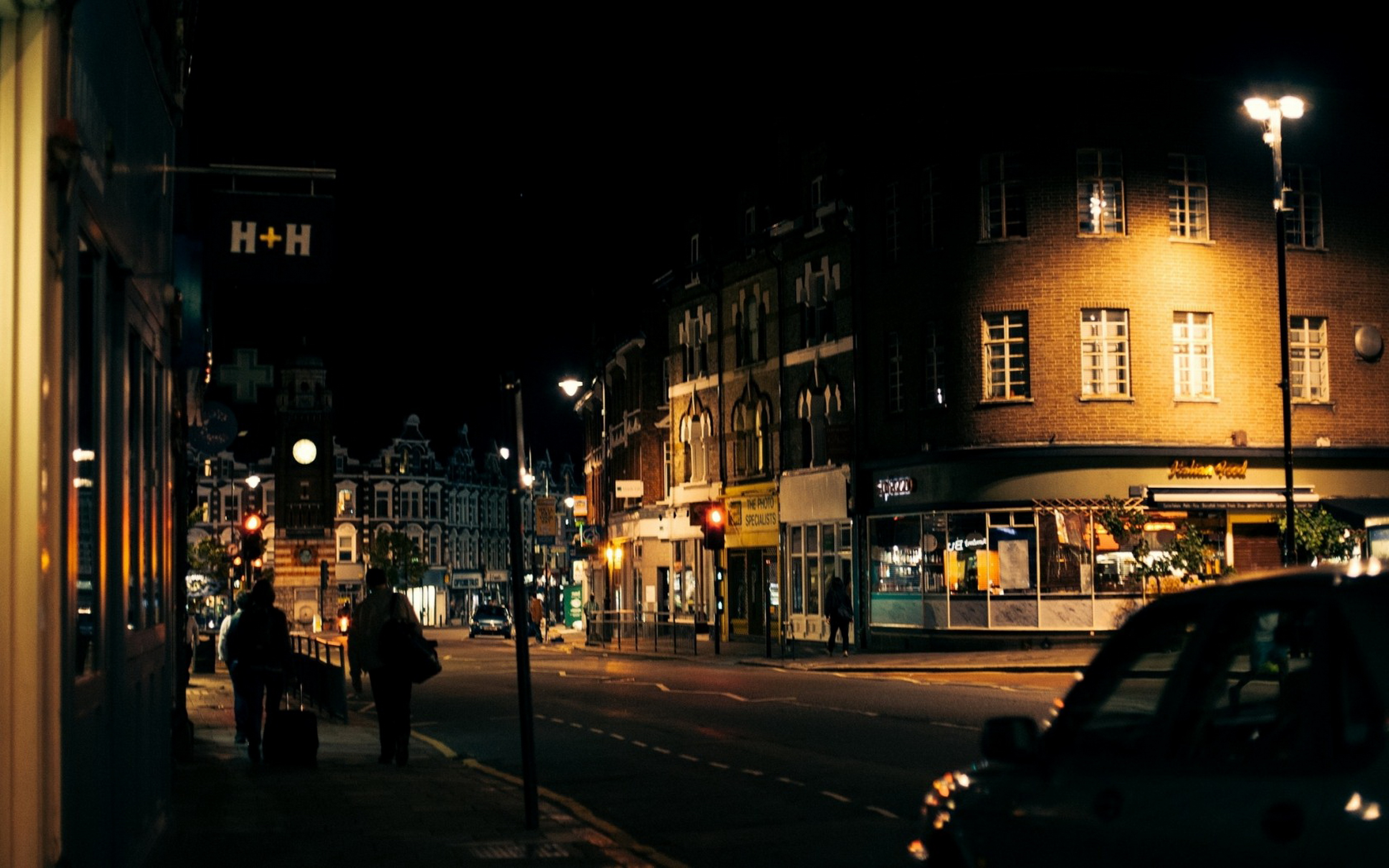 7 вечера на улице. Улицы Лондона ночью. Улицы Торки Англия. Портленд роуд Лондон. Англия пригород Лондона ночь.