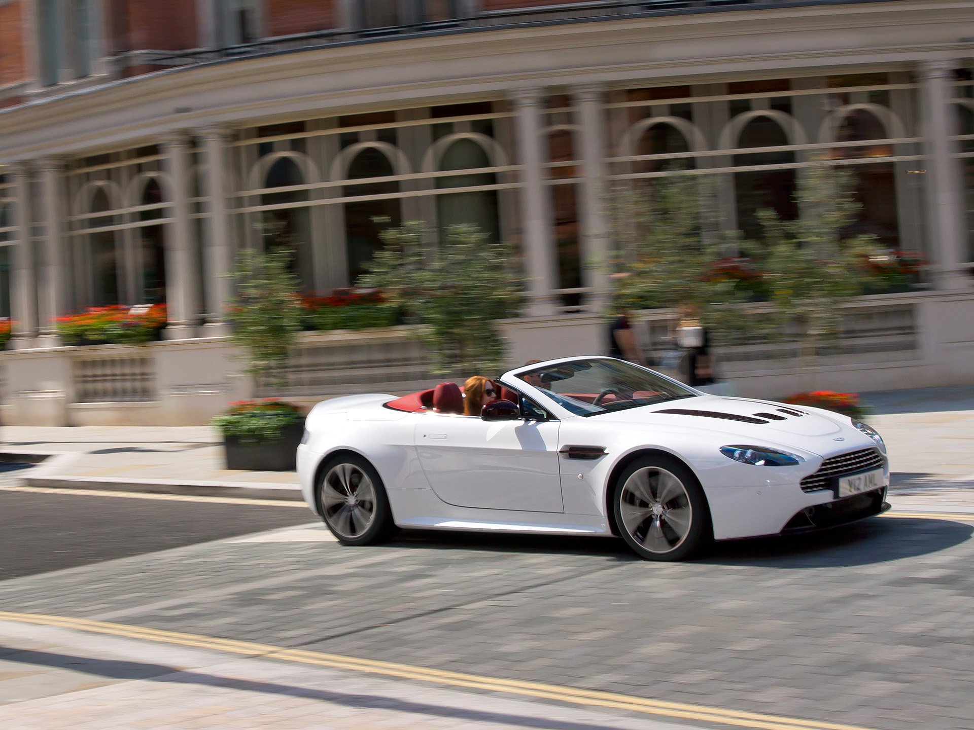 Download Aston Martin Vehicle Aston Martin V12 Vantage HD Wallpaper