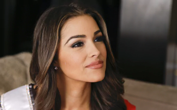 4K Ultra HD desktop wallpaper featuring a close-up of celebrity Olivia Culpo with soft makeup and styled hair against a blurred indoor background.