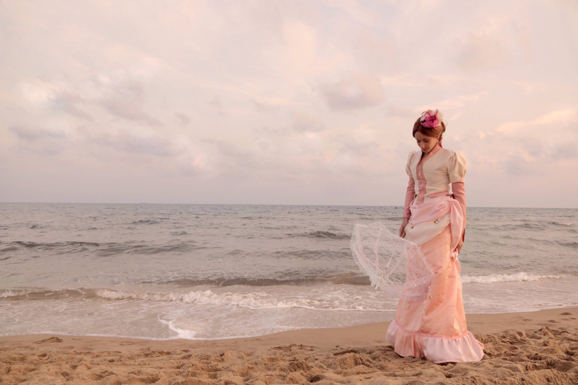 Розовое платье на море