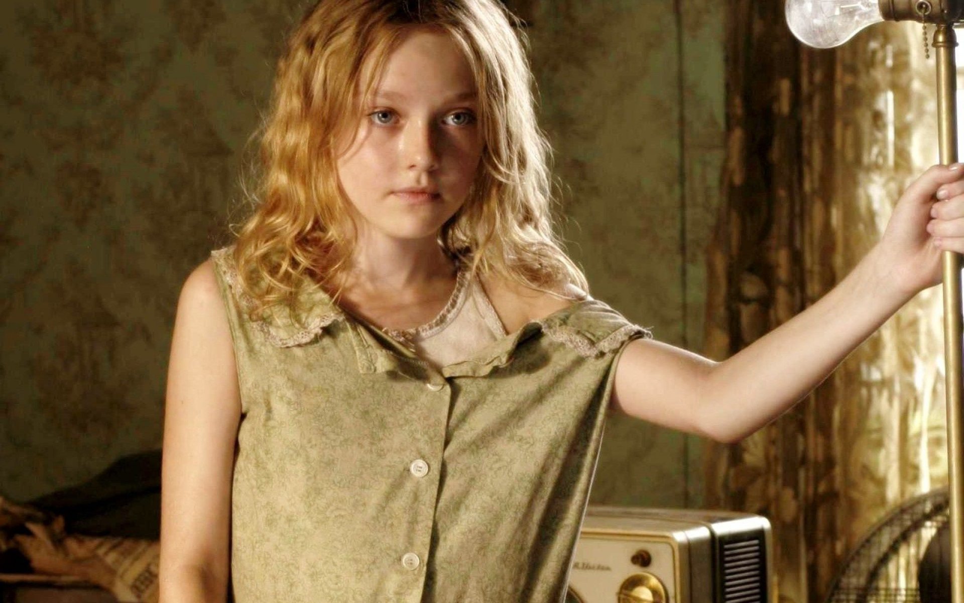 HD PC desktop wallpaper featuring American actress Dakota Fanning in a vintage setting, showcasing her iconic look from a notable film role.