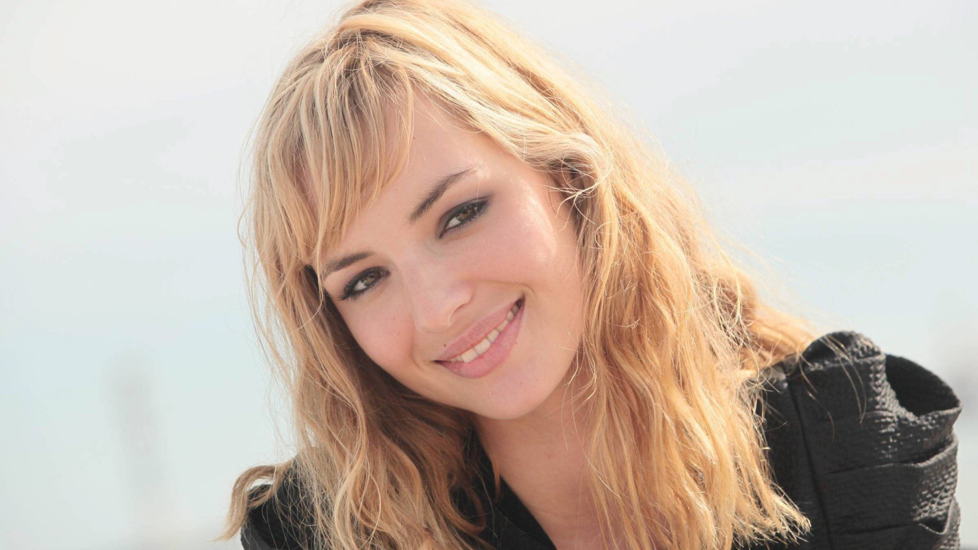 Download Woman Louise Bourgoin HD Wallpaper