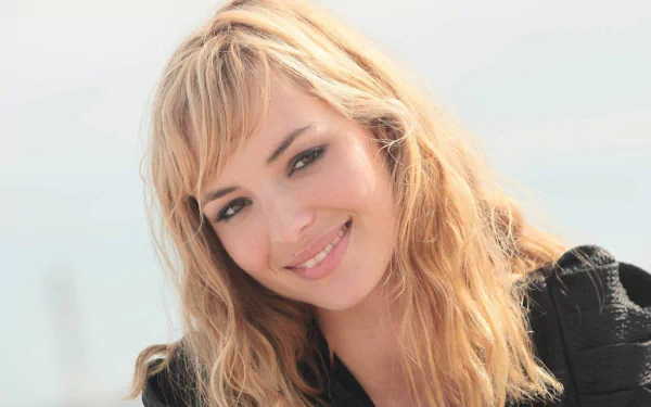 woman louise bourgoin HD Desktop Wallpaper | Background Image