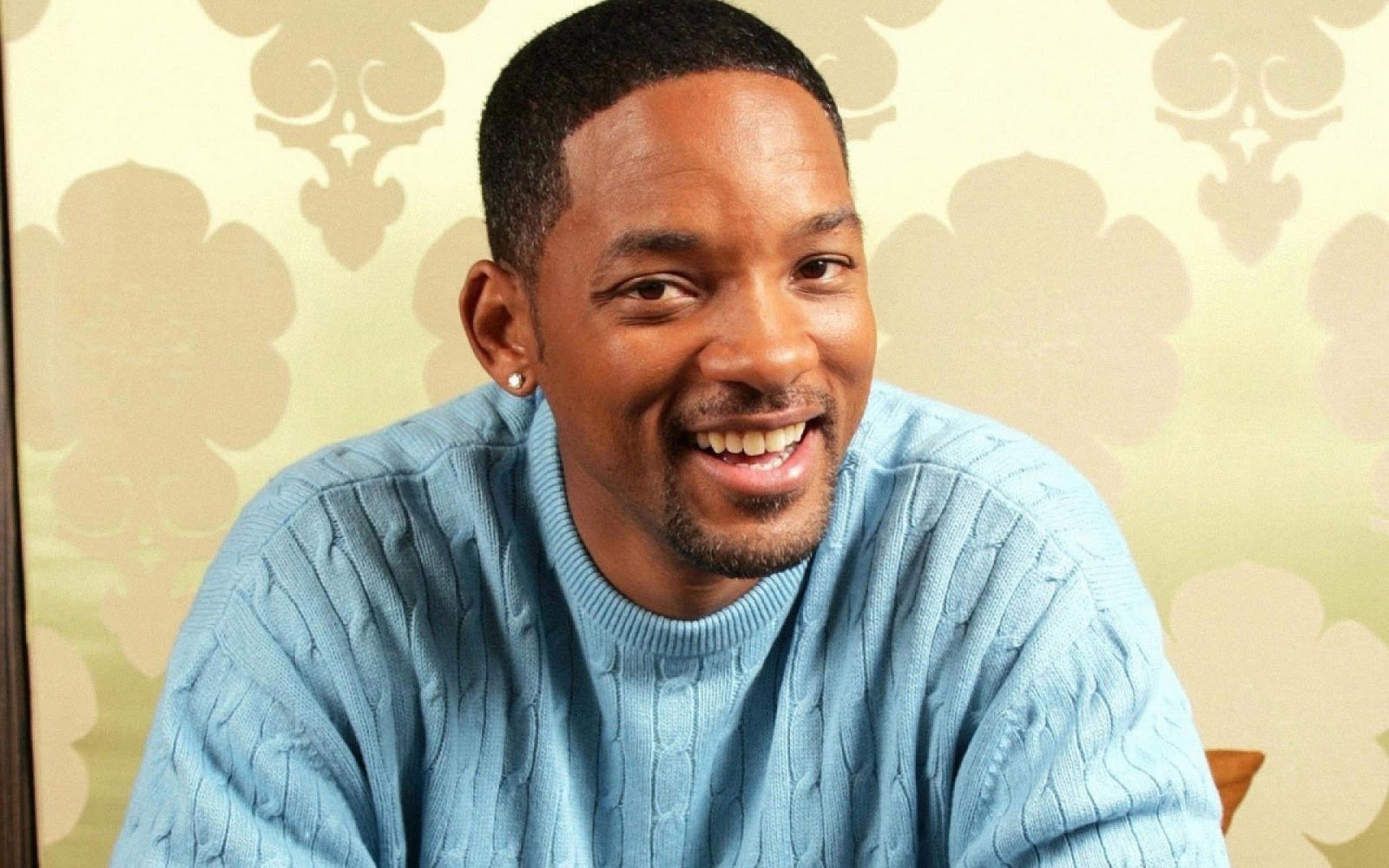 HD PC desktop wallpaper featuring a smiling Will Smith against a patterned beige background.