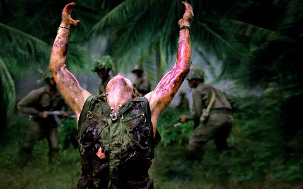 HD PC desktop wallpaper and background: movie Platoon scene — bloodied soldier raises both arms in a jungle while fellow soldiers stand with rifles behind him.