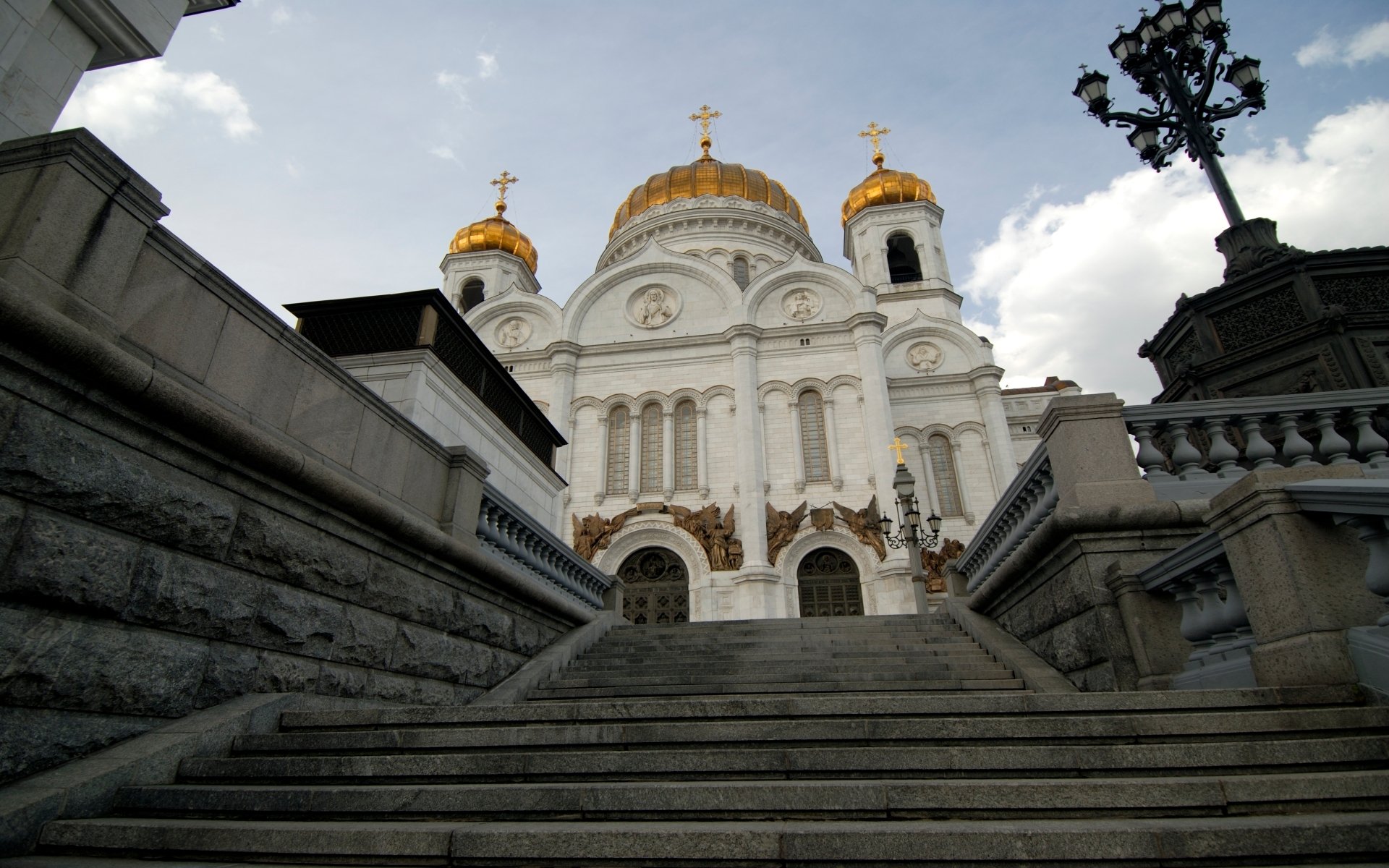 Тайны храма христа. Храм Христа Спасителя в Москве стилобатная часть. Храм Христа Спасителя лестница. Храм Христа Спасителя ночью. Храм Христа Спасителя лестница рядом новая.