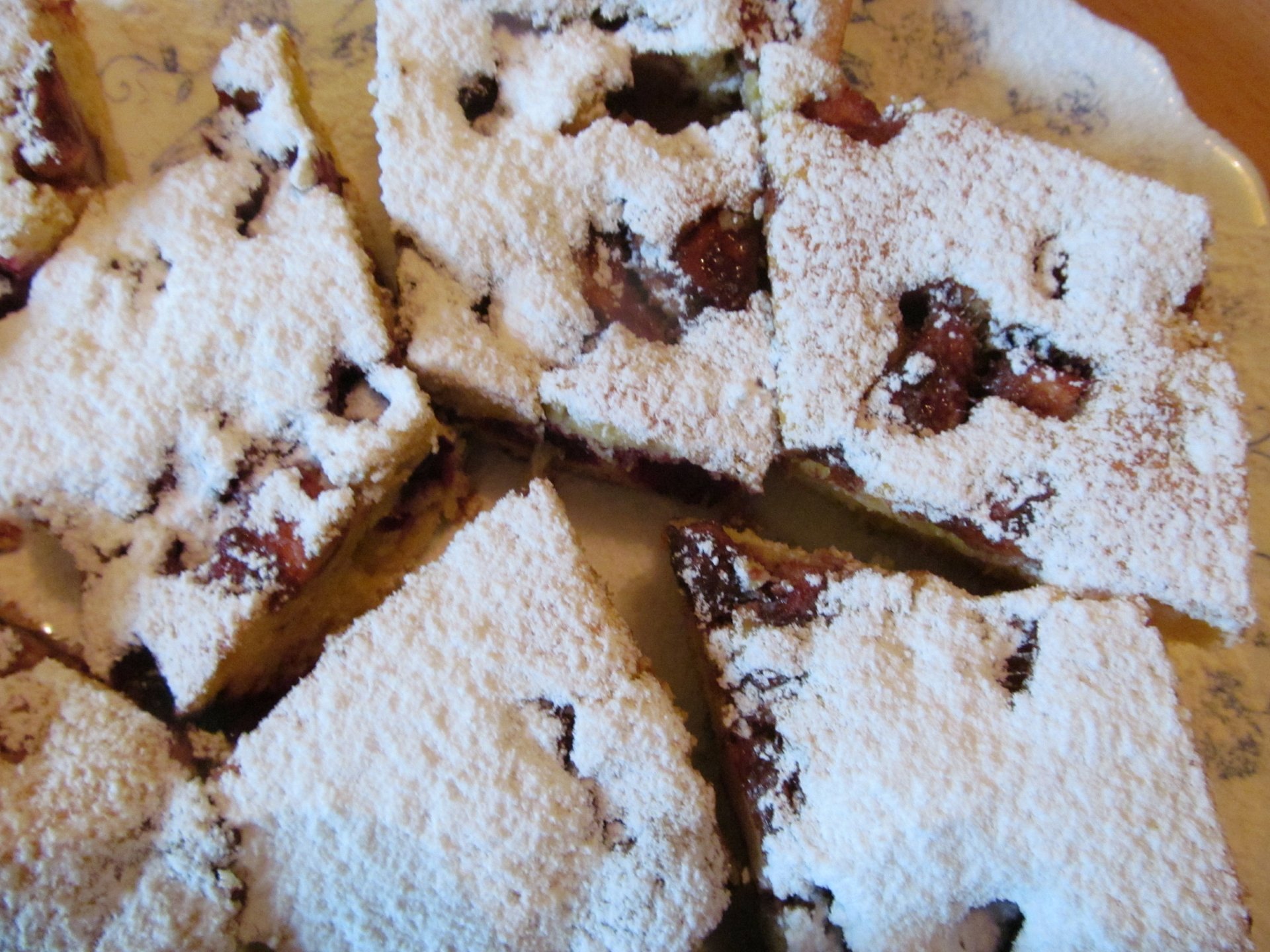 4K Ultra HD PC desktop wallpaper showing a close-up of powdered-sugar–dusted raisin biscuits cut into squares.