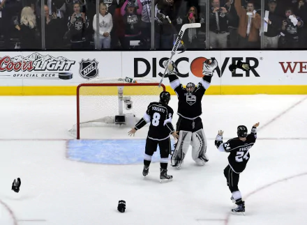 HD desktop wallpaper featuring Los Angeles Kings hockey players celebrating a goal on the ice.