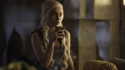 HD desktop wallpaper featuring Emilia Clarke as Daenerys Targaryen from the TV show Game of Thrones, holding a goblet.