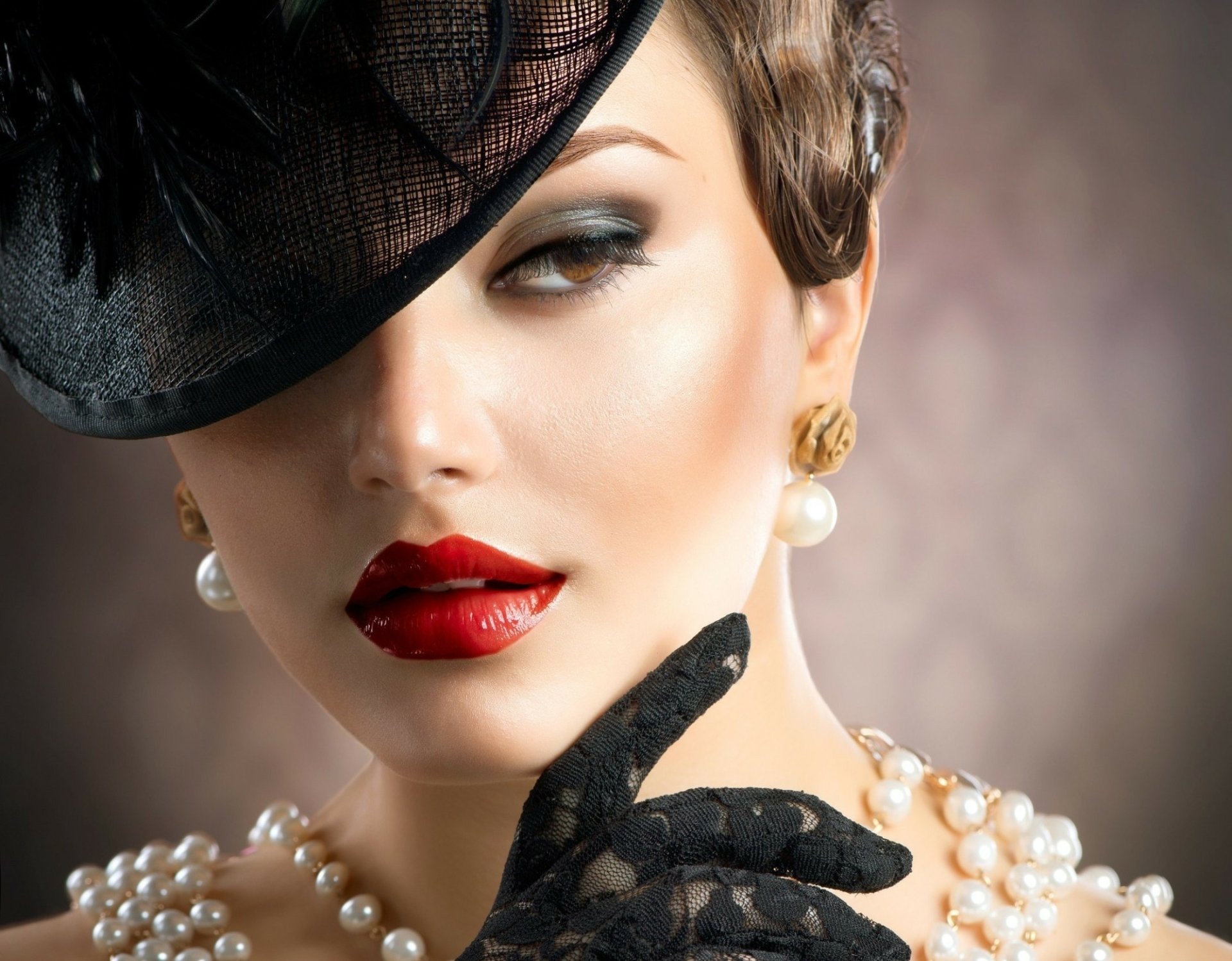 HD desktop wallpaper featuring a close-up of a woman’s face wearing glamorous makeup, a black hat, pearl earrings, and a pearl necklace.