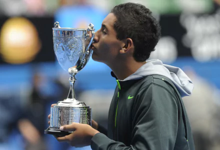 HD desktop wallpaper of a tennis player kissing a trophy.