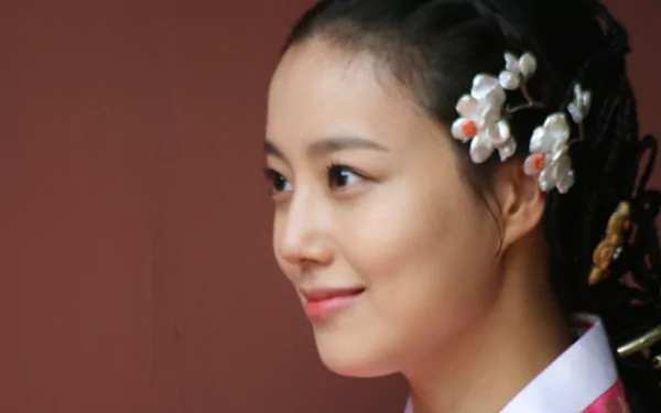 HD desktop wallpaper of Korean actress Moon Chae-won wearing traditional Chosŏn-ot Hanbok with elegant hair accessories, showcasing classic beauty.