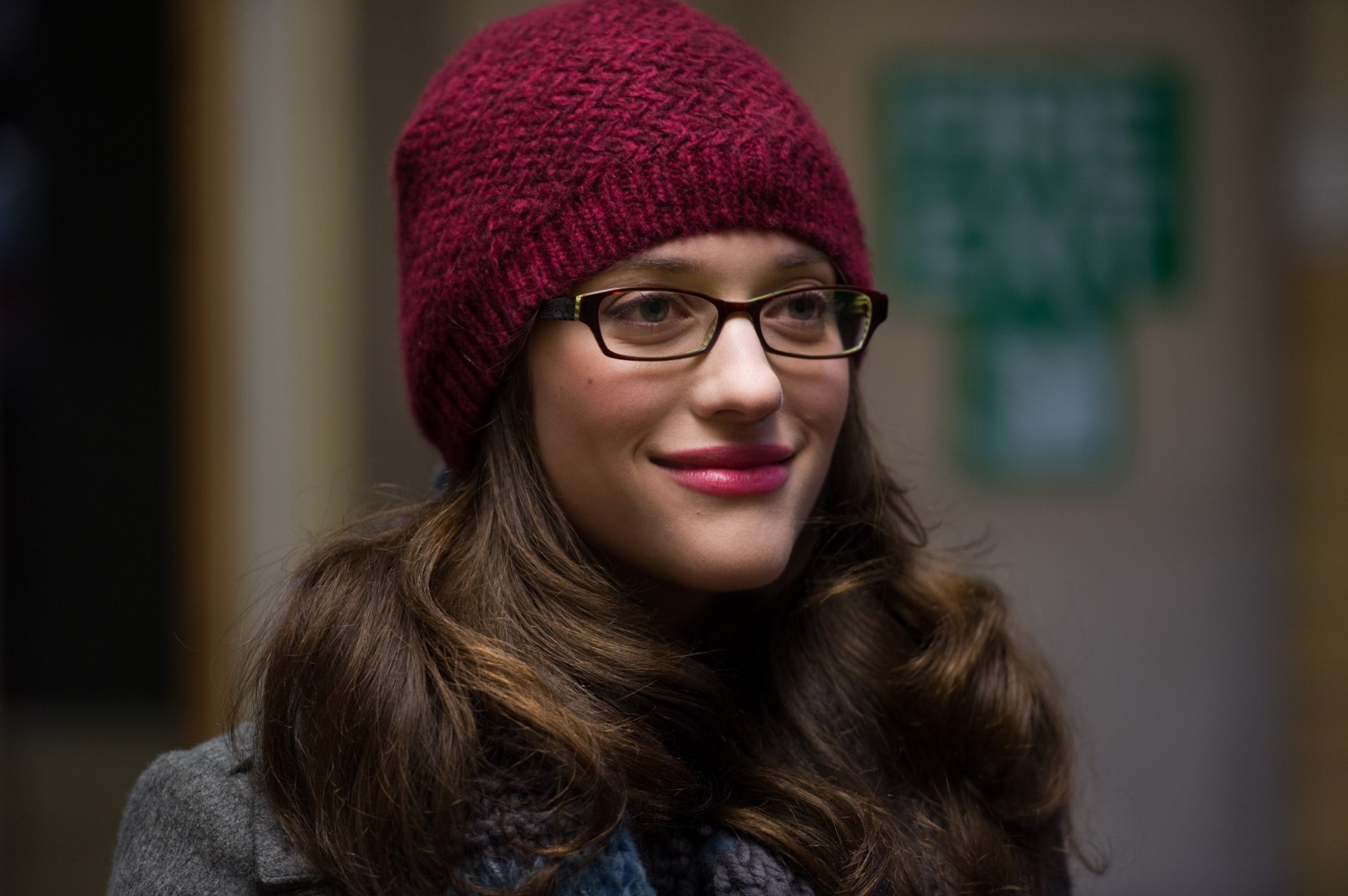 HD PC desktop wallpaper: young woman in glasses and a red knit beanie, smiling in a movie still from Thor: The Dark World.