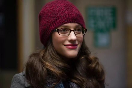 HD PC desktop wallpaper: young woman in glasses and a red knit beanie, smiling in a movie still from Thor: The Dark World.