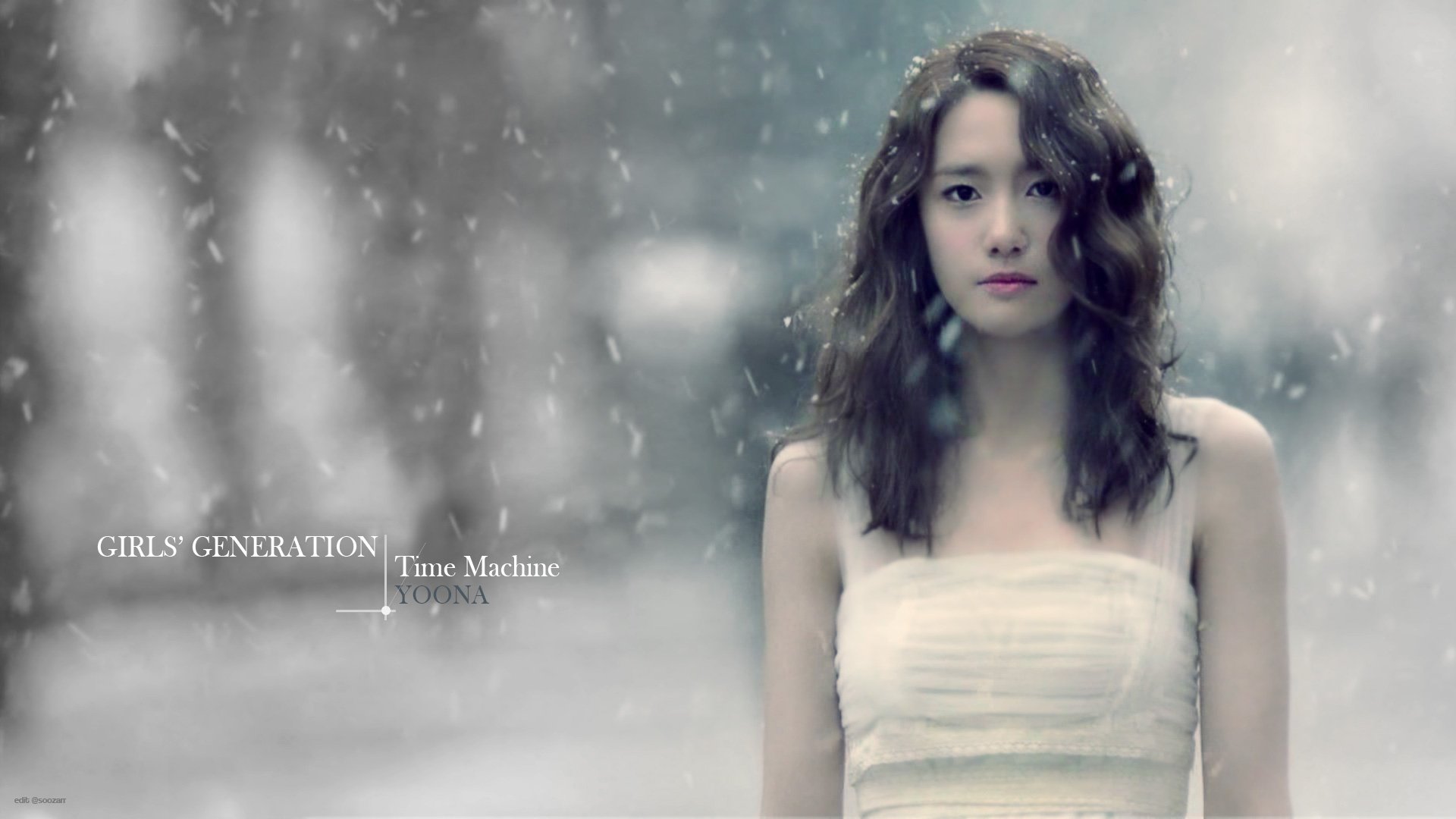 HD PC desktop wallpaper: a K-pop music idol from a girl group stands in falling snow with a soft-focus winter background, calm and ethereal portrait.