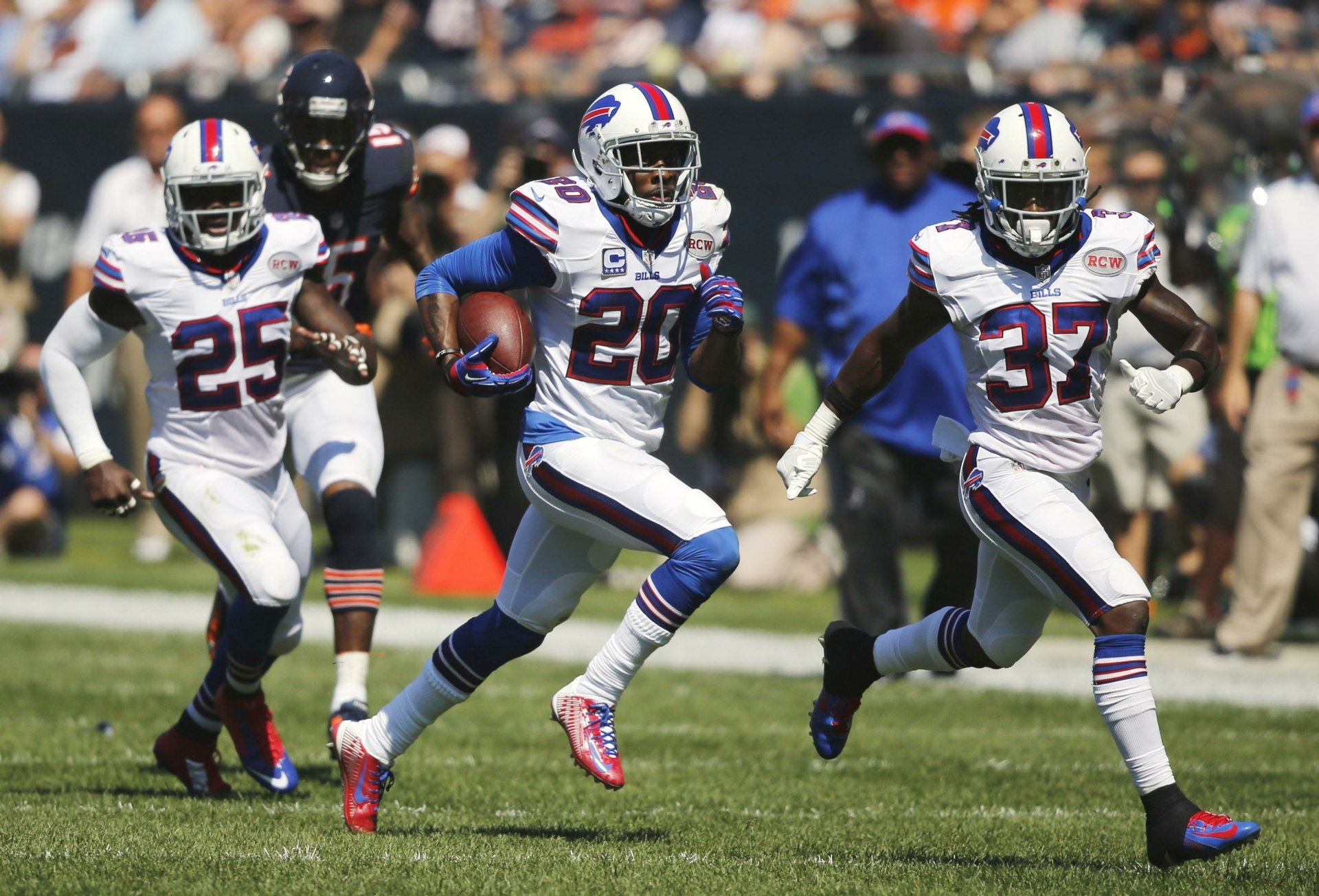 2K Quad HD PC desktop wallpaper: dynamic NFL game action—ball carrier racing downfield with defenders in pursuit; Chicago Bears sports-themed background.